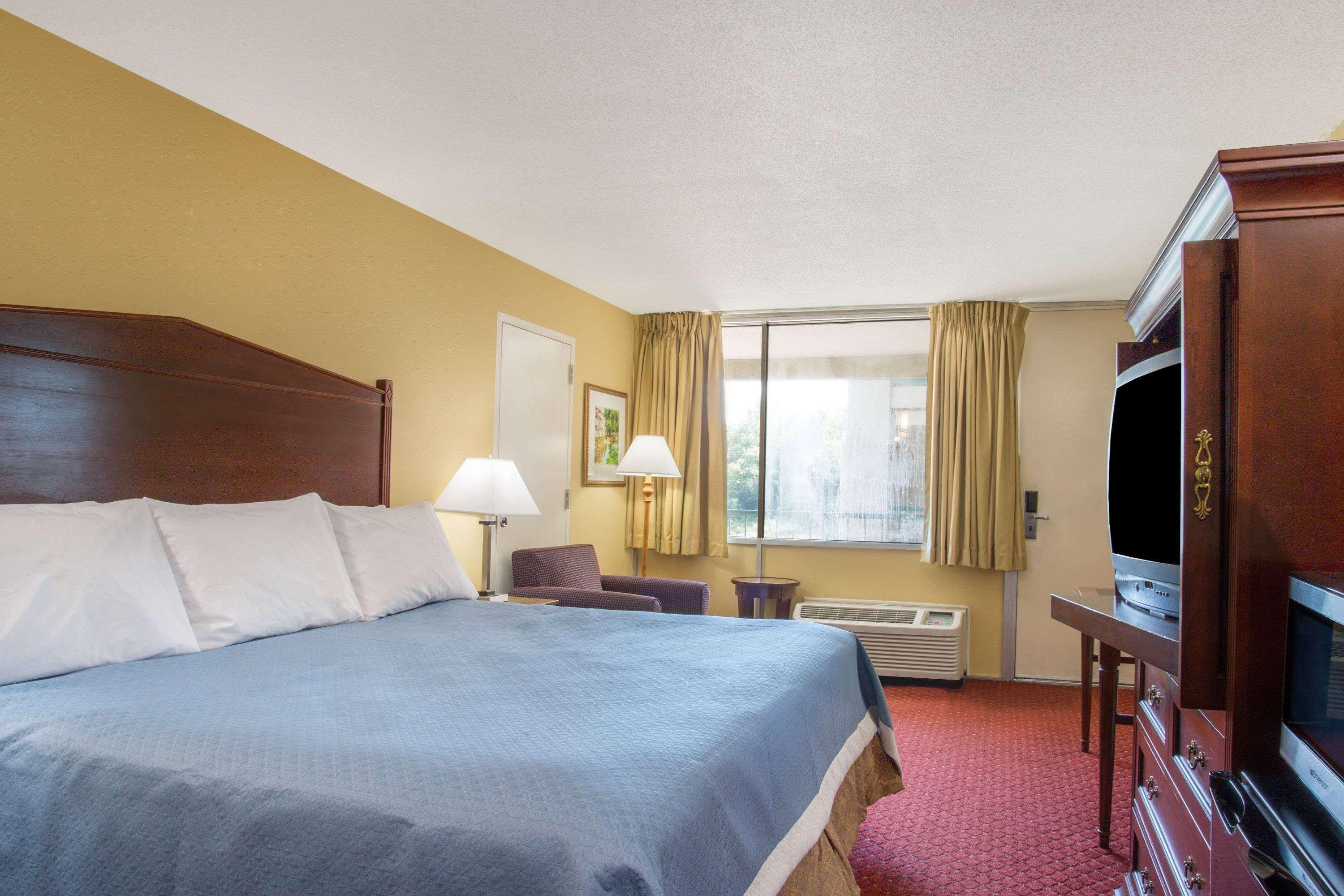 Days Inn By Wyndham Washington Dc/Gateway מראה חיצוני תמונה